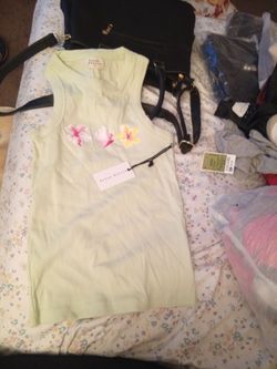 Es una blusa de mujer manga corta
