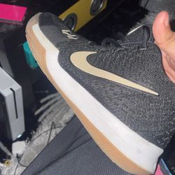 Kyrie Size 6 1/2