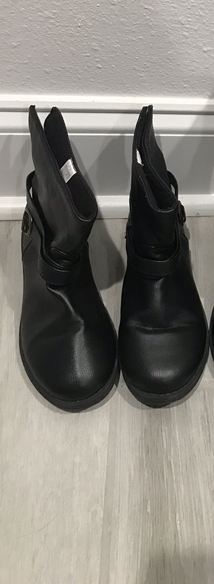 Girls black boots