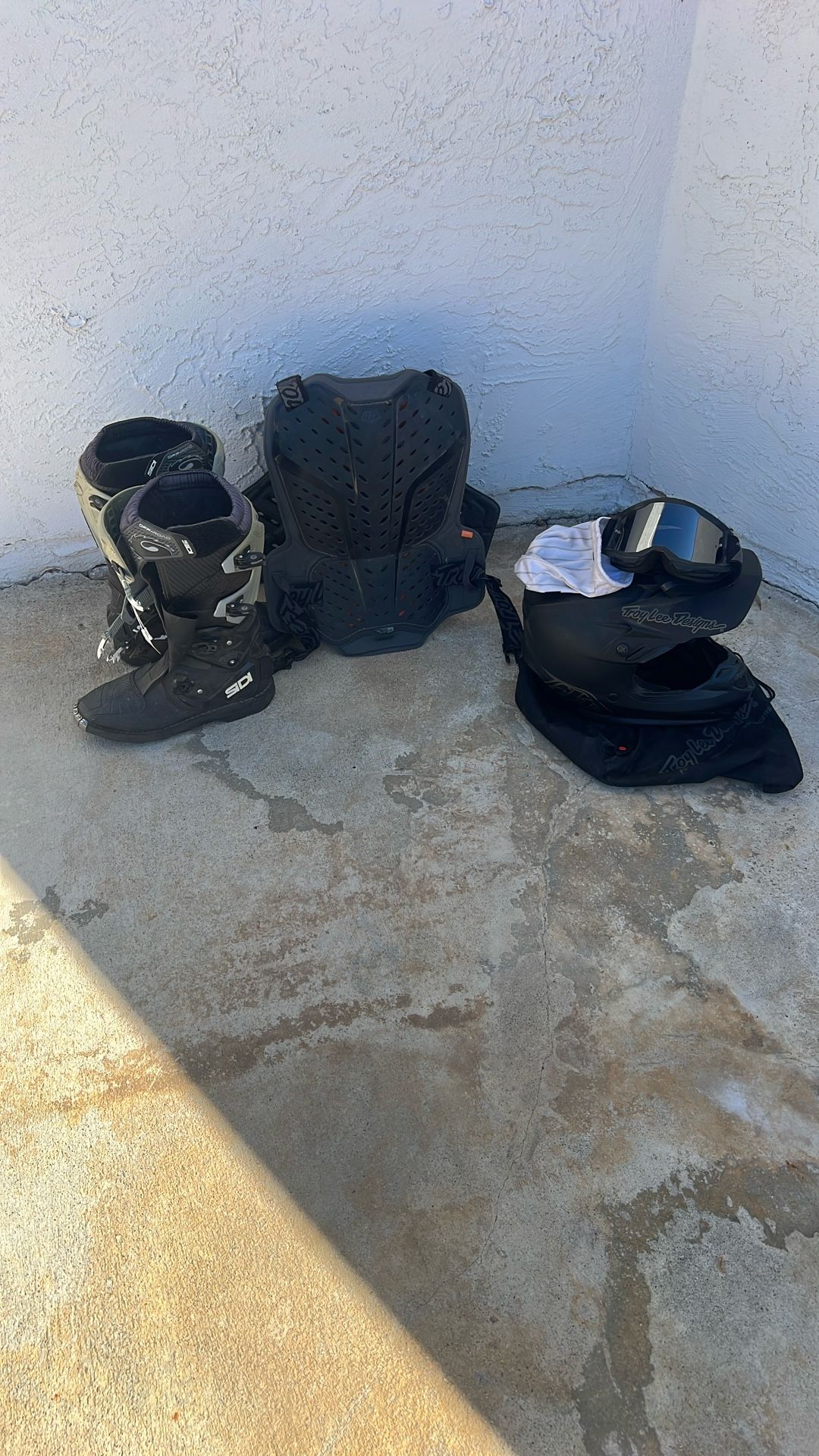 Motorcycle riding gear