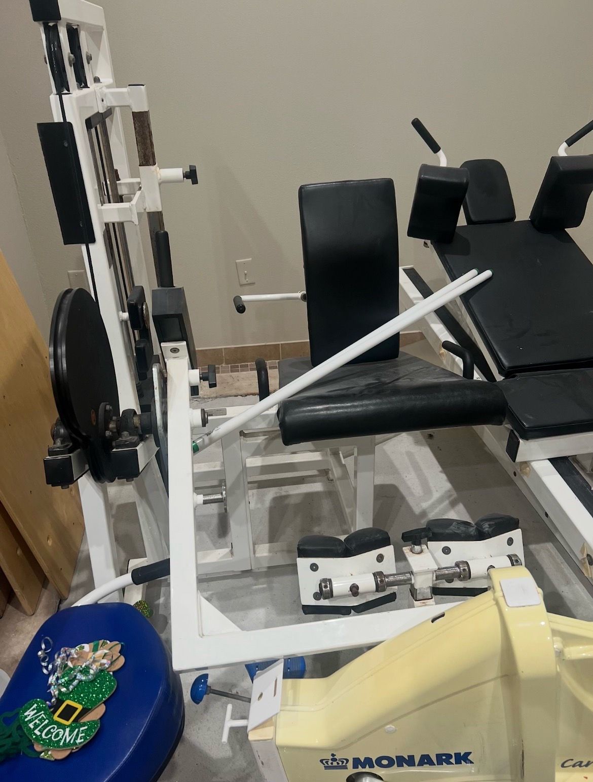 Leg extension machine