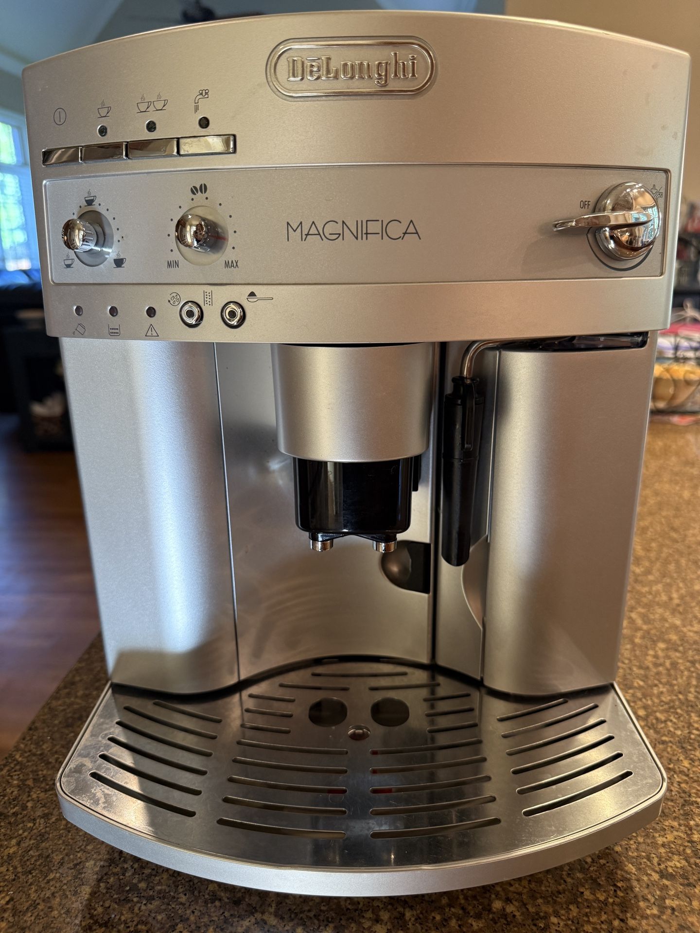De’Longhi ESAM3300 Magnifica Super Automatic Espresso & Coffee Machine (silver)