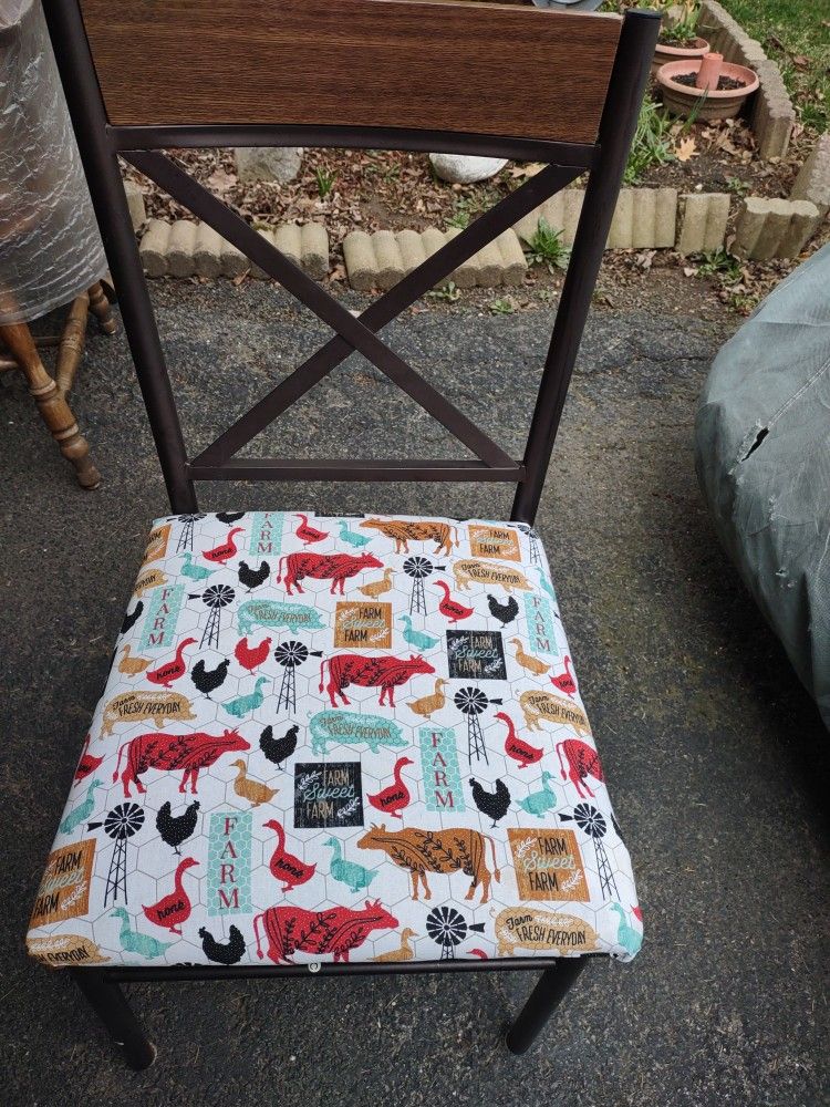 Metal Chair, Seat Needs Screwed On, Very Clean, Good Condition