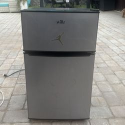 Free Mini Fridge – Needs Repair
