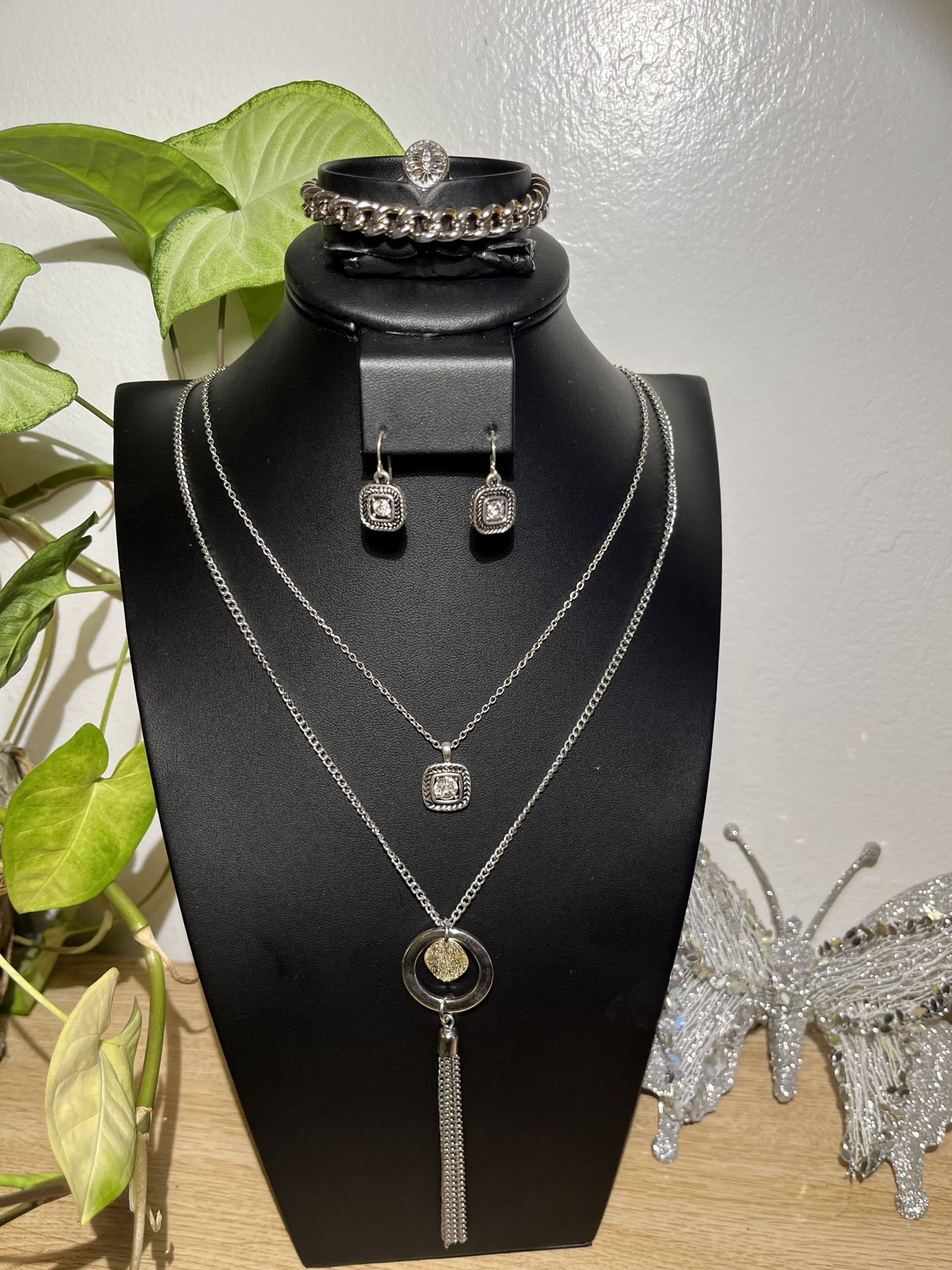 Matching silver jewelry set