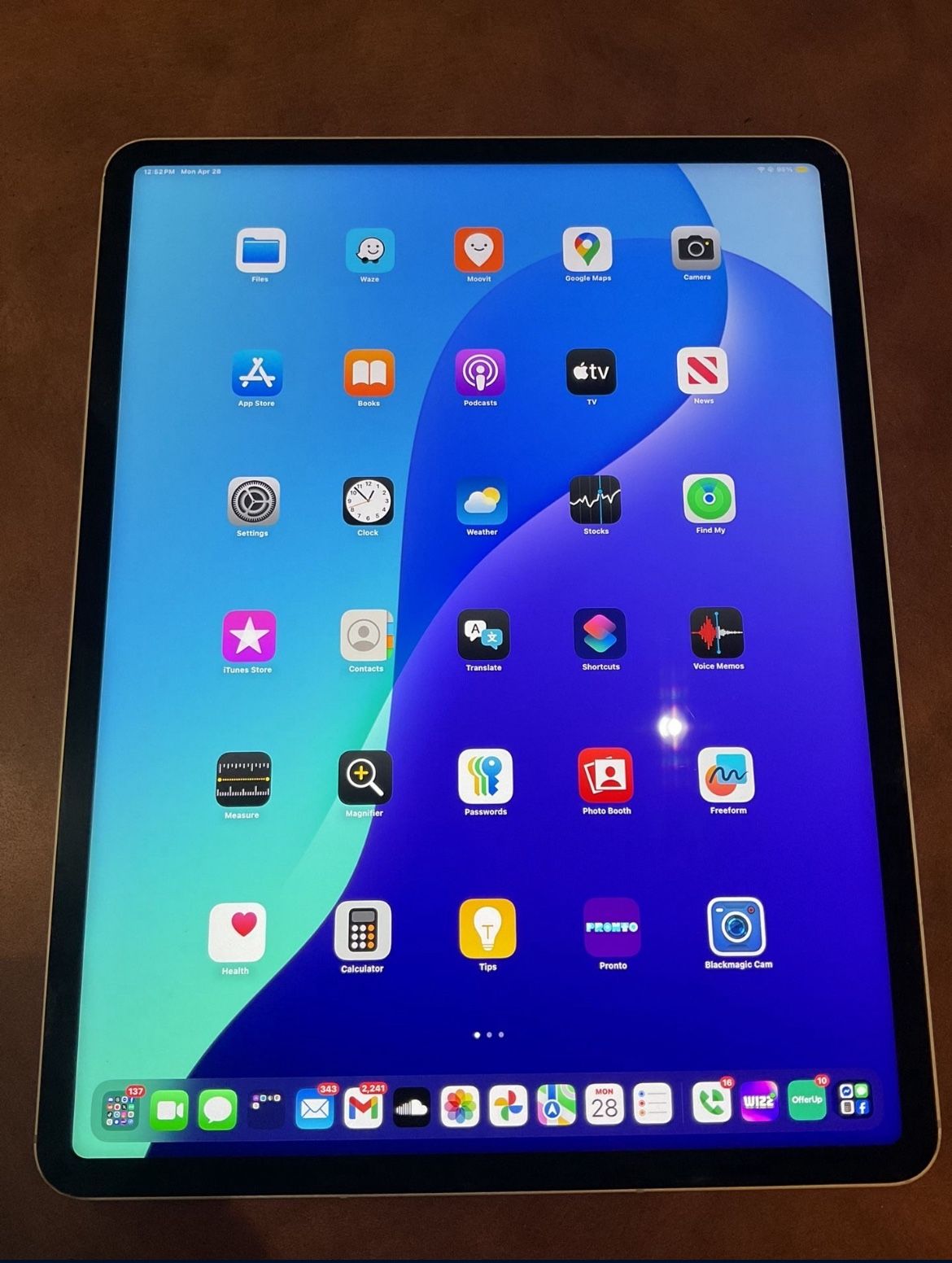 iPad Pro 5th 12.9 Cellular 2TB Storage, 16GB Ram, M1, Apple AI, Crack Screen