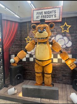Five Nights at Freddy's Freddy Fazbear Life-Size Figure