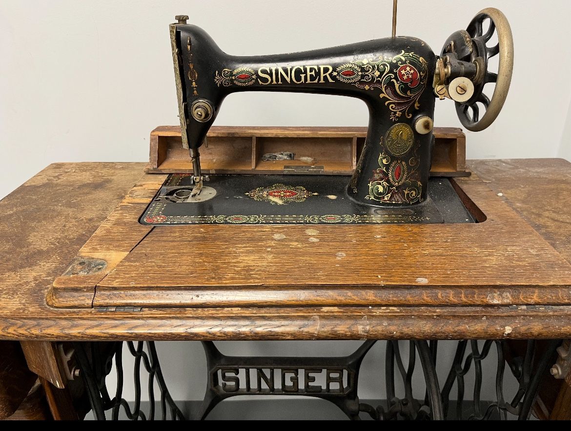 Vintage Singer Sewing Machine BEST OFFER