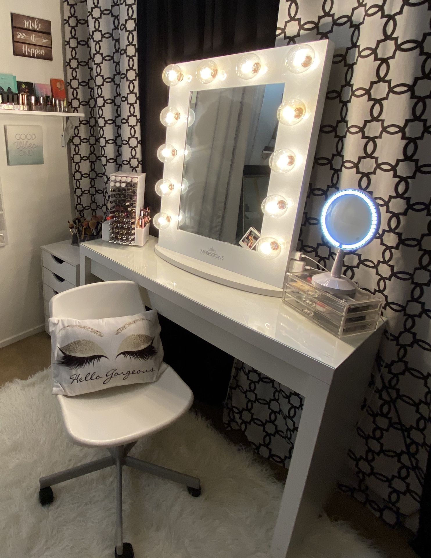 Makeup vanity