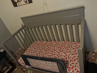 Delta crib 3 in 1 and delta dresser + changing table