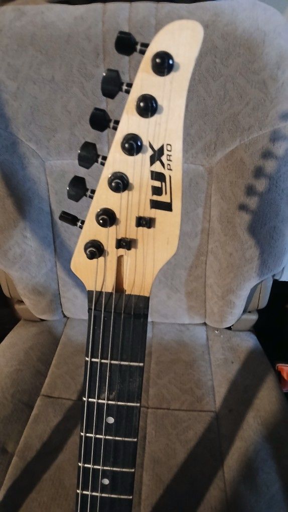 Saw Tooth And Lyx Pro Guitar