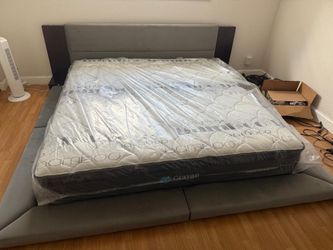 NEW MATTRESS KING SIZE PLUSH WITH BOX SPRING