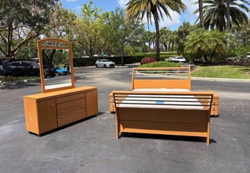 Beautiful Bedroom Set Queen Size Solid Wood And Metal Maple Color Like New by Palliser Furniture