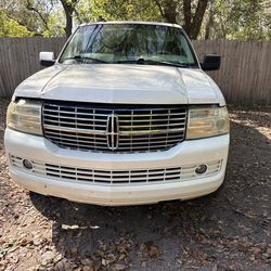 White 2007 Lincoln Navigator selling for BODY PARTS ONLY!