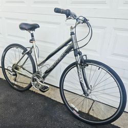 24 speed TREK MULTITRACK FX Touring all Terrain 700c Hybrid Road bike