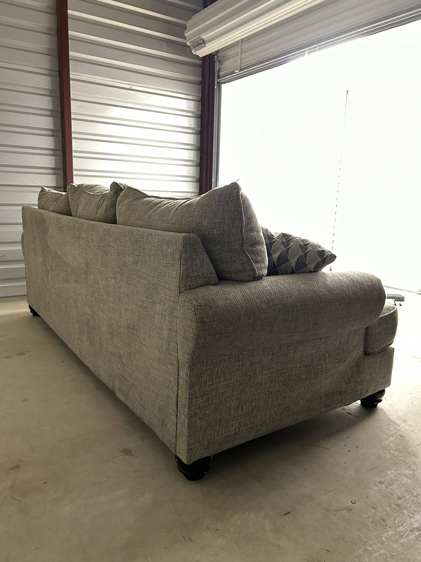 Like New Gray 3Seater Sofa Couch ( Offer Delivery ) for Sale in San