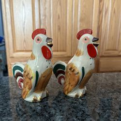 Vintage Large Chicken Rooster Ceramic Porcelain Figurine Salt And Pepper Shakers.  Preowned Excellent Condition 