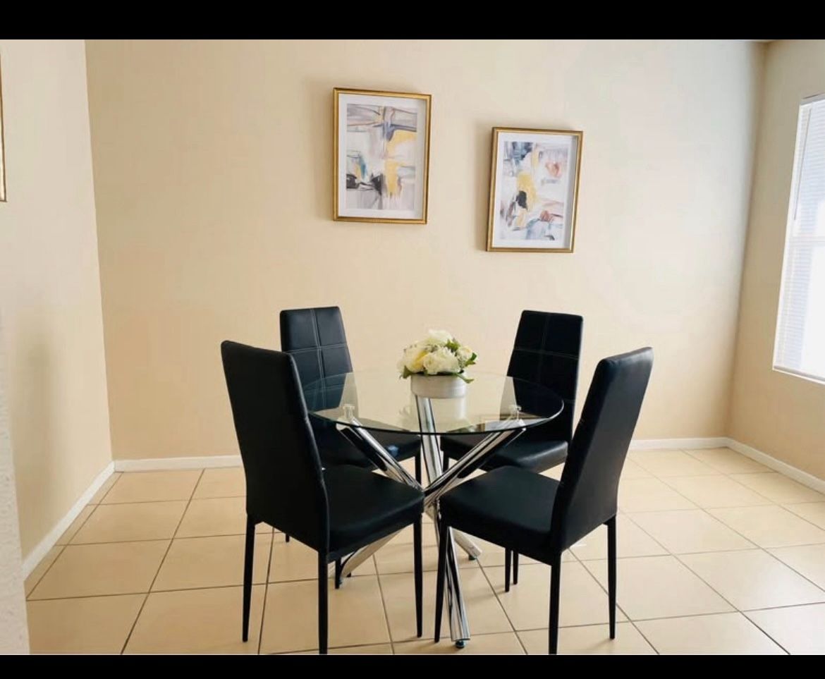 Dining Round Table Cristal top With 4 Chairs