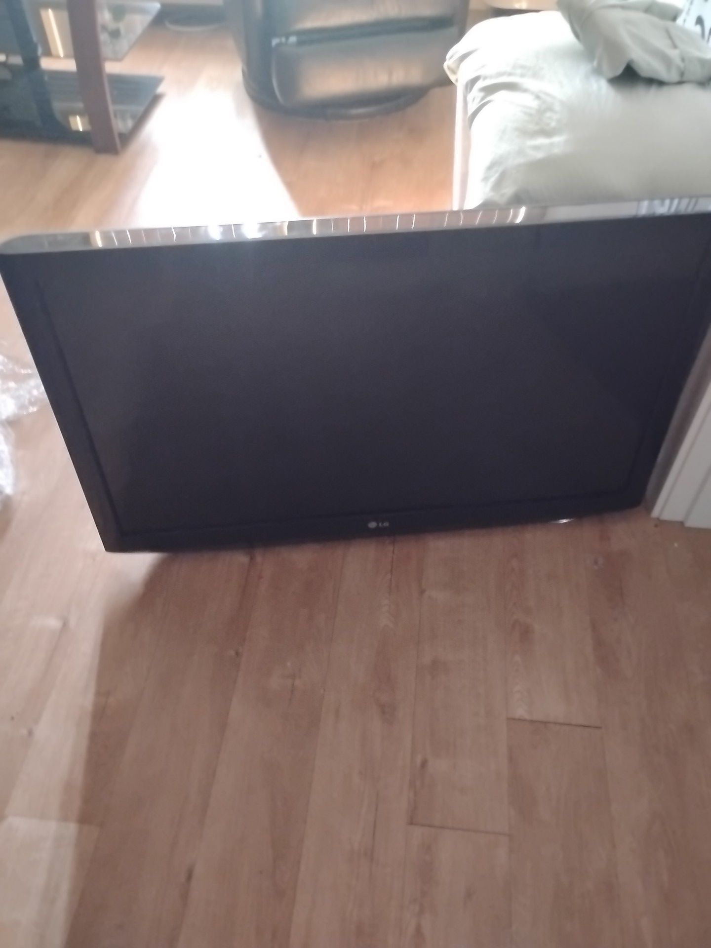 LG 42" LCD 1080p Full HD Flat Screen TV Model 42LD340H-UA