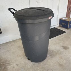 33 Gallon Roughneck Rubbermaid Trash Bin With Lid And Wheels 