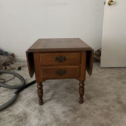 Antique •Ethan Allen• Drop-Leaf End Table with 2 Drawers