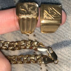 18k Gold Rings And Bracelet . Over 10 Grams