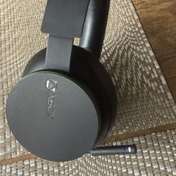 Microsoft Xbox Wireless Headset for Xbox Series X/S, Xbox One, and Windows 10 Devices
