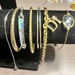 Vintage bracelet lot. All different colors. Shapes and sizes. As is no returns. Make me an offer I can’t refuse. Please feel free to ask me any questi