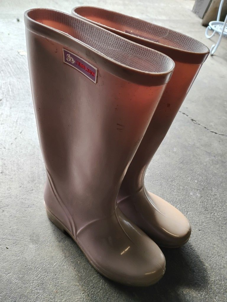 Women Rain Boots.   (NEW)  6.5