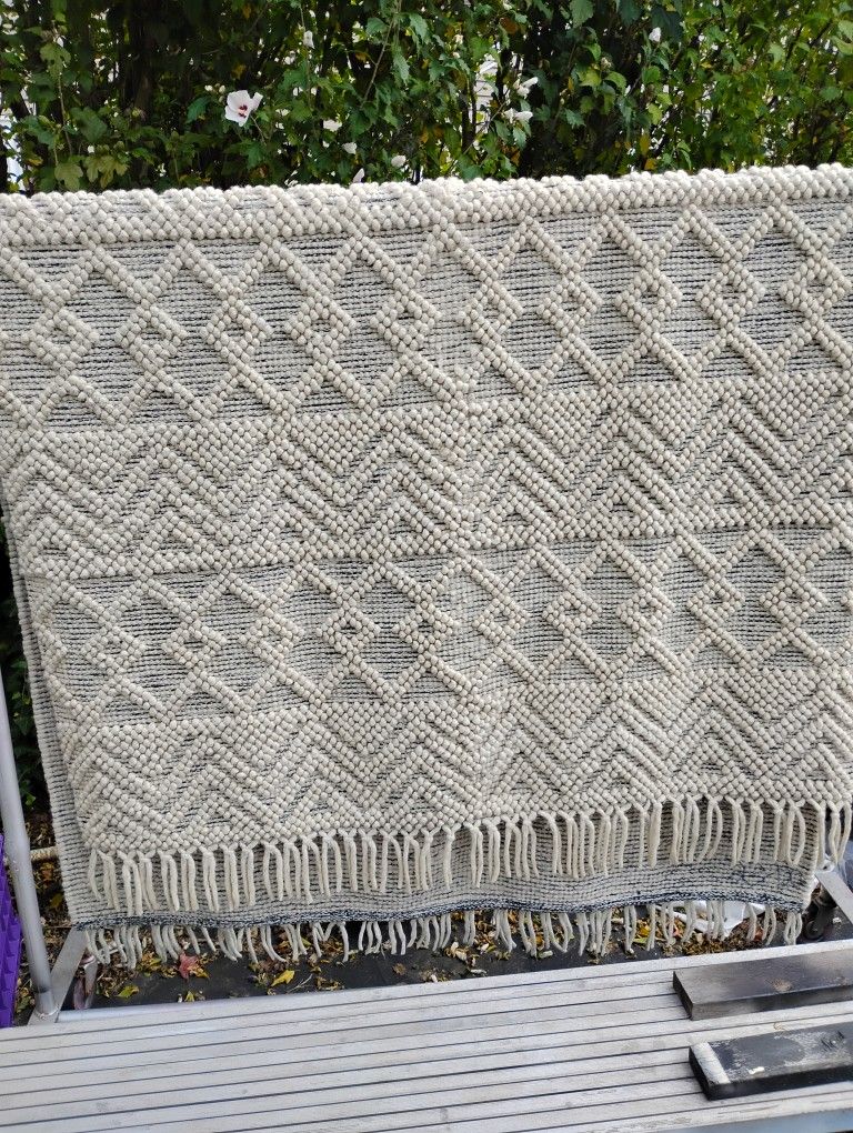 Beautiful Wool Rug 5' By 7'