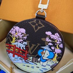 Round wallet is a must-have for business trips