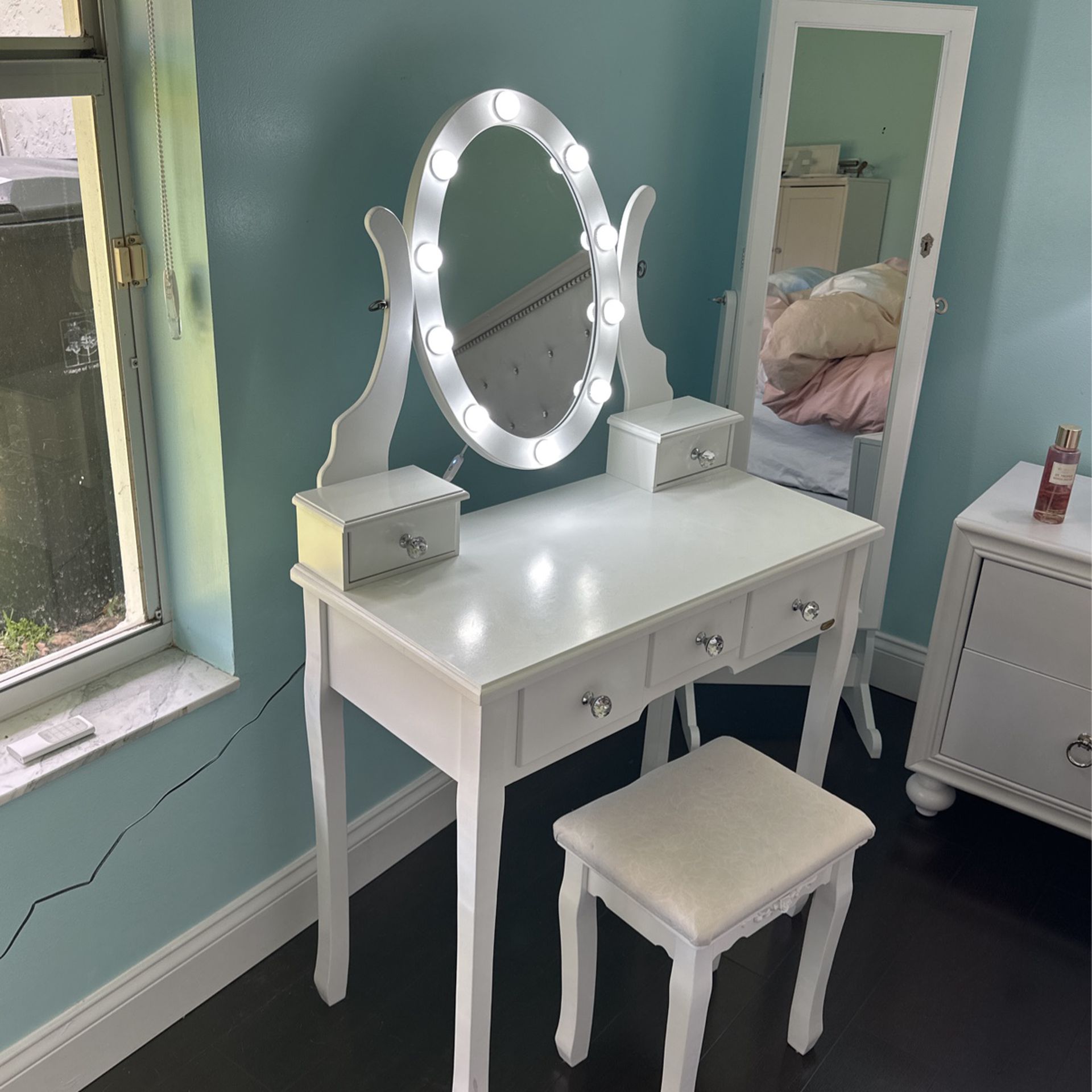 Girls Make Up Vanity With Lights and Chair