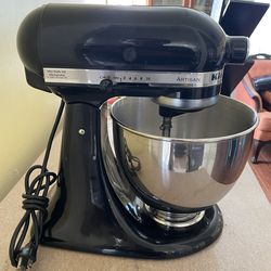 4.5 quart kitchen aid mixer.