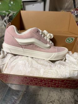 Vans Low-Top Sneakers in Pink Suede