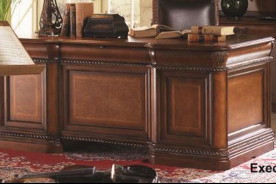 4 Piece Office Furniture Set! Almost Like NEW Without The “New”price tags