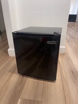 Magic Chef Mini Fridge Refrigerator 1.7 Cubic Feet