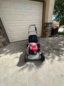 Honda lawnmower aluminum deck HRC216 motor one blade in good working conditions