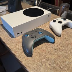 Xbox Series S 512gb + 2 controllers - works perfect