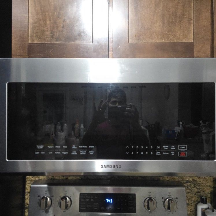 For Sale Asking 180 Samsung 2.1 Cu Big Boy Moving I Don't Know What's Wrong With The Microwave