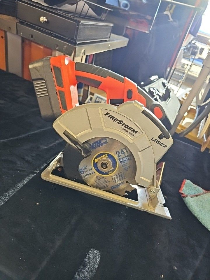 Black & Decker Firestorm FS1806CSL 6-1/2" 18V Cordless Circular Saw Tested/Works
