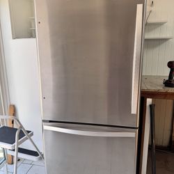 Whirlpool 22 Cu Ft Refrigerator W/ Bottom freezer