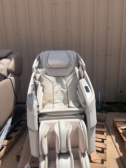 Kyota M728 Full Body Massage Chair – White - Excellent Condition