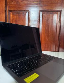•Macbook Pro 13’ i5 2019•