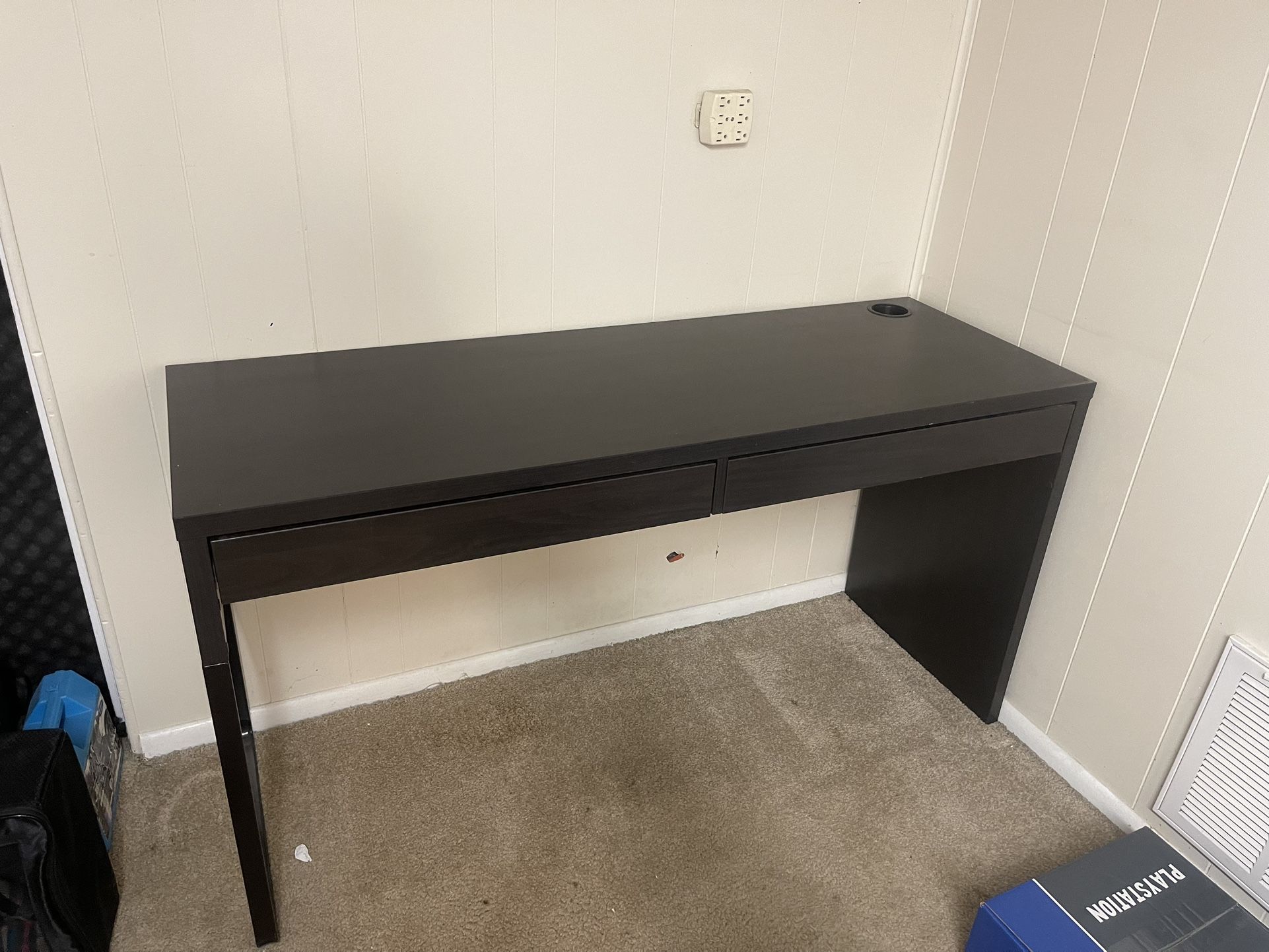 Black Desk