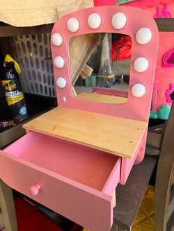Kids mini vanity