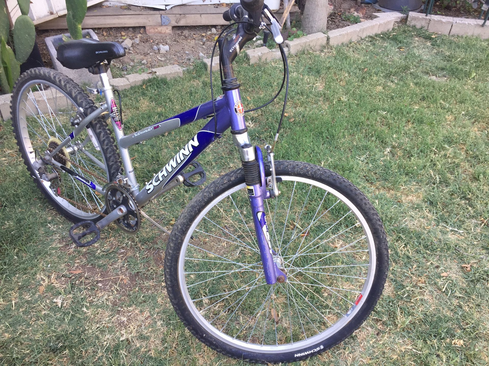 Women Schwinn sidewinder 2.6 fs mountain bike for Sale in Los