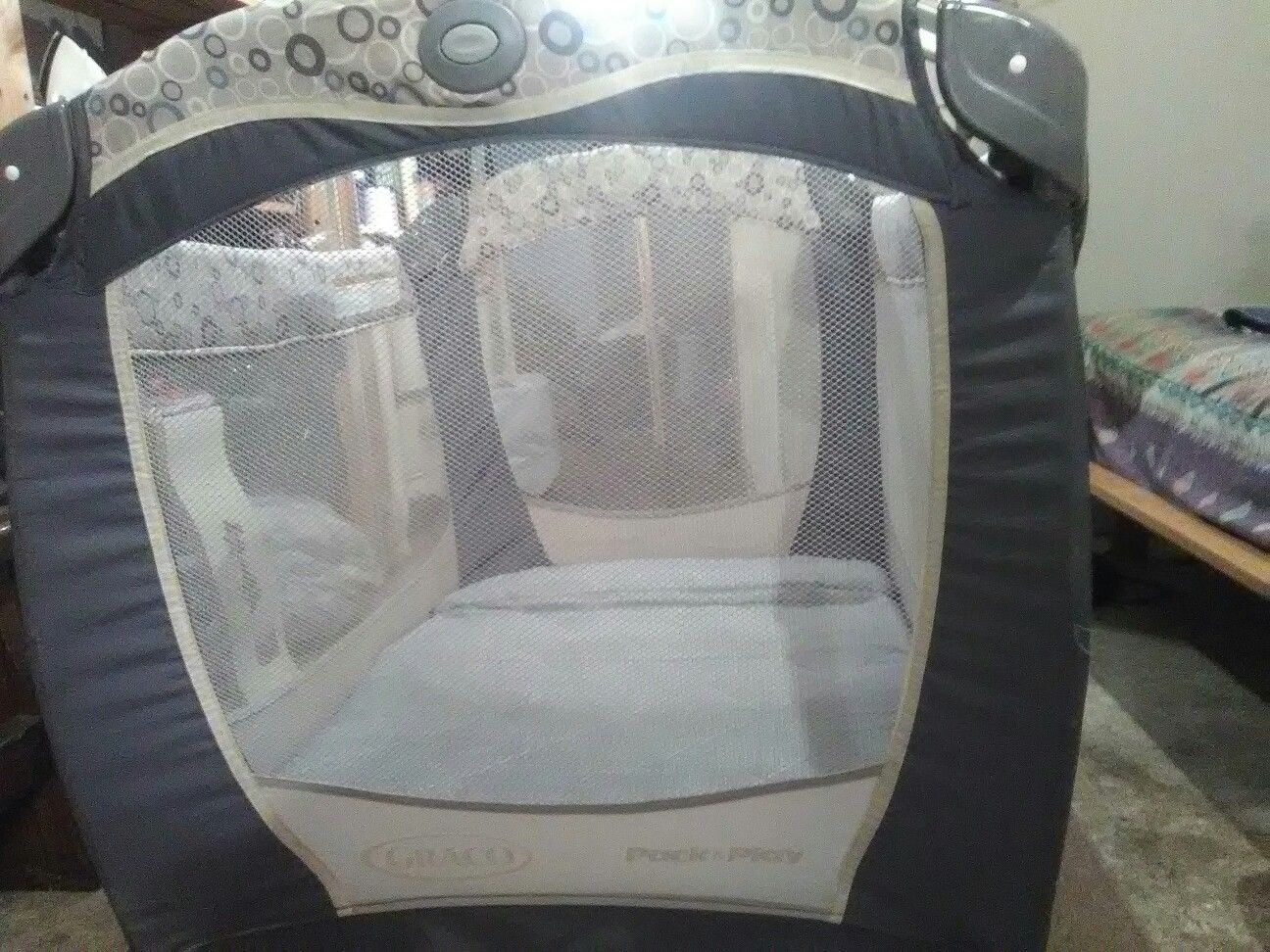 Baby Bassinet Graco Pack 'n Play On the Go. It's Clean