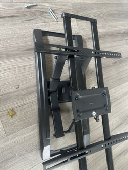 Full-Size Tv Mount – Fully Adjustable Side To Side And Extension