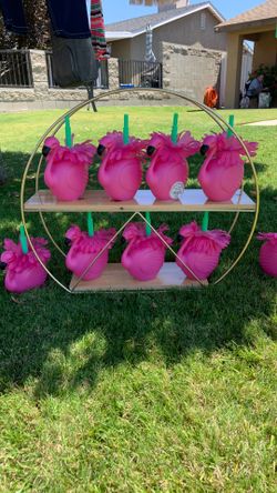 . Nine flamingo drinking cups for kids/hablo español.