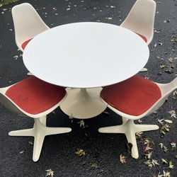 Burke Mid Century Saarinen Style Table And Chairs 